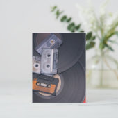 80年代のレトロのカセットテープおよびレコード ポストカード (スタンド正面)