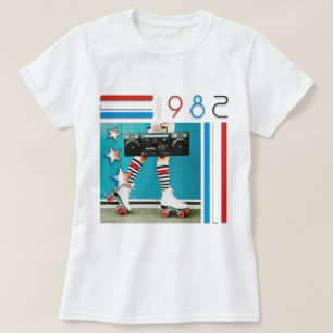 80年代のレトロの携帯用ステレオおよびローラースケートのデザイン Tシャツ