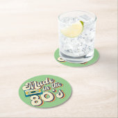 80年代のレトロ波ヴィンテージ美学で作られた ラウンドペーパーコースター (インサイチュ)