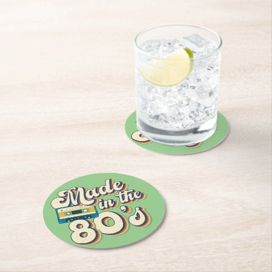 80年代のレトロ波ヴィンテージ美学で作られた ラウンドペーパーコースター (インサイチュ)