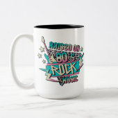 80年代のロック・ミュージックで生まれ変わった ツートーンマグカップ (左)