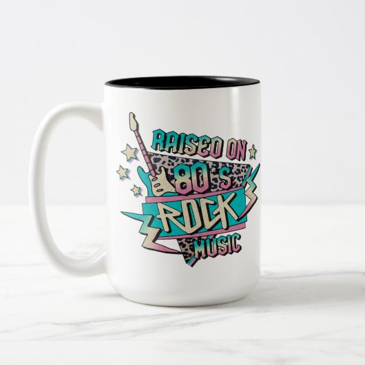 80年代のロック・ミュージックで生まれ変わった ツートーンマグカップ (左)