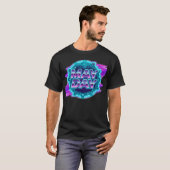 80年代シンセウェーブ「メーデー」ネオン グラフィック メンズ Tシャツ (正面フル)