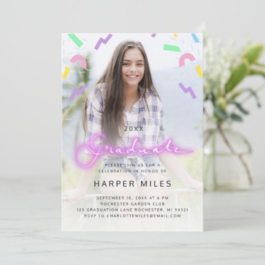 80年代レトロなピンクのネオンパステルの卒業写真 招待状 (スタンド正面)