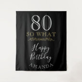 80歳だって何？ ユーモア名言 ブラック エレガント 80歳誕生日 タペストリー (正面)