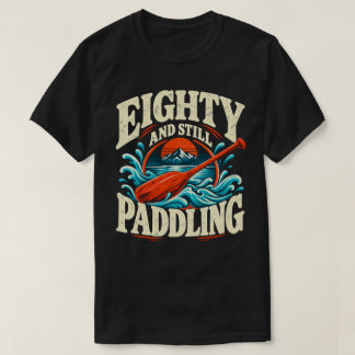 80歳でもまだパドリングする 80歳の誕生日カヤック Tシャツ