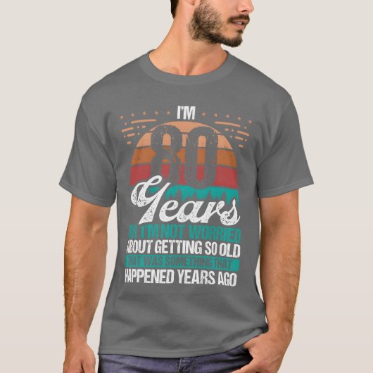 80歳の皮肉なユーモア おじいちゃん おばあちゃん 80歳の誕生日 f tシャツ (正面)