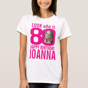 80歳の誕生日のピンク色の写真とカスタム名前80歳の人 Tシャツ