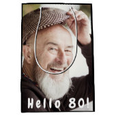 80歳の誕生日カスタム写真こんにちは80男の男性 ミディアムペーパーバッグ (正面)