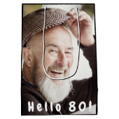 80歳の誕生日カスタム写真こんにちは80男の男性 ミディアムペーパーバッグ (裏面)