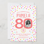 80歳の誕生日カスタム写真 リビングコーラル色のコンフェッティ 招待状 (正面)
