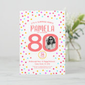 80歳の誕生日カスタム写真 リビングコーラル色のコンフェッティ 招待状 (スタンド正面)