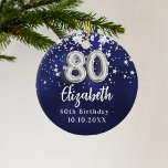 80歳の誕生日ネイビー・ブルー・シルバー・スターズ セラミックオーナメント<br><div class="desc">銀の星を持つネイビーフェイクブルーの背景色。青い色が不均一だ。名前、文字/日付の追加</div>