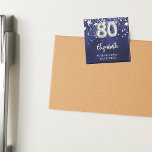 80歳の誕生日ネイビー・ブルー・シルバー・スターズ マグネット<br><div class="desc">80歳の誕生日パーティー。銀の星を持つネイビーフェイクブルーの背景色。青い色が不均一だ。名前を追加する，文字.お客様のゲスト、パーティーの好意、または記念品として保存日のアラームとして使用できる。</div>