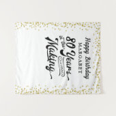 80歳の誕生日バックドロップ 黒金コンフェッティ タペストリー (正面(横))