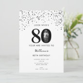 80歳の誕生日パーティー誰が80歳の写真を見モダンる 招待状 (スタンド正面)