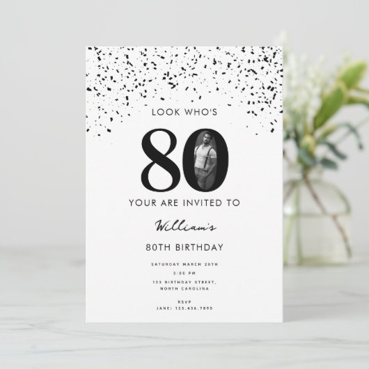 80歳の誕生日パーティー誰が80歳の写真を見モダンる 招待状 (スタンド正面)