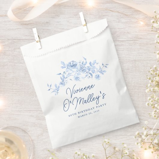 80歳の誕生日パーティー ダスティーブルーのバラの花のカスタム フェイバーバッグ (クリップ留めされた状態)