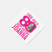 80歳の誕生日ピンク80カスタムの写真と名前 スタンダードカクテルナプキン (角)