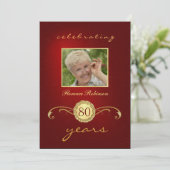 80歳の誕生日招待状 - 赤と金のモノグラム 招待状 (スタンド正面)