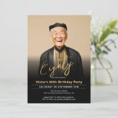 80歳の誕生日 現代的なブラックゴールド ミニマル フォト 招待状 (スタンド正面)