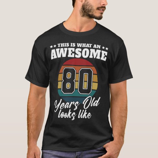 80歳は彼にとって80誕生日メンズに似ている Tシャツ (正面)