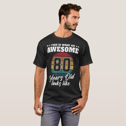 80歳は彼にとって80誕生日メンズに似ている Tシャツ (正面フル)