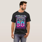 80生まれsレトログラフィックTシャツ – Neon 80s Tシャツ (正面フル)
