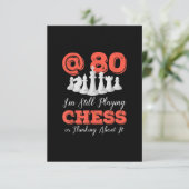 80番目のおもしろい誕生日の贈り物- 80歳のチェスの女王 出欠カード (スタンド正面)
