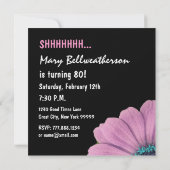 80番目のサプライズ誕生日かわいらしピンクデイジーR492 招待状 (裏面)