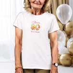 80番目の誕生日応援から80年間のフローラ金ゴールド番号 Tシャツ<br><div class="desc">80歳の誕生日Tシャツに編集可能な文言と金ゴールド80番飾号の花を付けてかわいらし。そしてフェミニンエレガントデザインと水色フローラの配置ピンク色オレンジと紫の色合い。80誕生祝い、春または夏の誕生日ランチ、ガーデンティーパーティーなどに最適。</div>