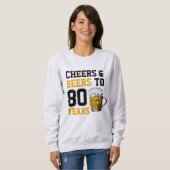 80番目の誕生日応援とビールから80年 スウェットシャツ (正面フル)