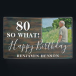 80素朴So What 80th Birthday Party写真 横断幕<br><div class="desc">80素朴感動的そう80th誕生日パーティフォトバナー。80歳素晴らしの誕生日パーティーにトレンディー写真とカスタム引用文80で署名感動的しおもしろい、スクリプトの何と文字の名前。背景は濃い木目の質感で、文字は白色。写真、名前、年齢の番号でサインをパーソナライズし、独自のおもしろい誕生日パーティバナーを作成する。ユーモア素晴らしのセンスがある人のためだ。</div>