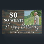 80素朴So What 80th Birthday Party写真 横断幕<br><div class="desc">80素朴感動的そう80th誕生日パーティフォトバナー。80歳素晴らしの誕生日パーティーにトレンディー写真とカスタム引用文80で署名感動的しおもしろい、スクリプトの何と文字の名前。背景は濃い木目の質感で、文字は白色。写真、名前、年齢の番号でサインをパーソナライズし、独自のおもしろい誕生日パーティバナーを作成する。ユーモア素晴らしのセンスがある人のためだ。</div>