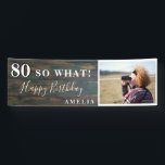 80素朴So What 80th Birthday Party写真 横断幕<br><div class="desc">80素朴感動的そう80th誕生日パーティフォトバナー。80歳素晴らしの誕生日パーティーにトレンディー写真とカスタム引用文80で署名感動的しおもしろい、スクリプトの何と文字の名前。背景は濃い木目の質感で、文字は白色。写真、名前、年齢の番号でサインをパーソナライズし、独自のおもしろい誕生日パーティバナーを作成する。ユーモア素晴らしのセンスがある人のためだ。</div>
