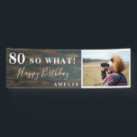 80素朴So What 80th Birthday Party写真 横断幕<br><div class="desc">80素朴感動的そう80th誕生日パーティフォトバナー。80歳素晴らしの誕生日パーティーにトレンディー写真とカスタム引用文80で署名感動的しおもしろい、スクリプトの何と文字の名前。背景は濃い木目の質感で、文字は白色。写真、名前、年齢の番号でサインをパーソナライズし、独自のおもしろい誕生日パーティバナーを作成する。ユーモア素晴らしのセンスがある人のためだ。</div>