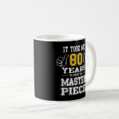80誕生日このMを作るのに80年かかった コーヒーマグカップ (正面右)