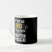 80誕生日このMを作るのに80年かかった コーヒーマグカップ (正面左)