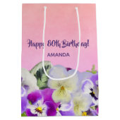 80誕生日ピンクパープル花模様モノグラム名 ミディアムペーパーバッグ (裏面)