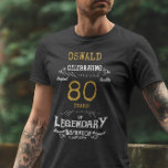 80誕生日白黒金ゴールドメンズTシャツ Tシャツ<br><div class="desc">祝80歳の誕生日をスタイルで愛した!私たちカスタムの金ゴールドと黒のTシャツは、彼らの特別な日に完璧な追加になる。このソフトで快適なTシャツはヴィンテージスタイルプリントを搭載し、この節目を記念して特別なデザインを施す感じことに間違いなし。あなたの特別な誰かがクラシックブラックと金ゴールドのファンであるか、単に声明を作るのが大好きであるかどうか、こののTシャツカスタムは、彼らの特別な誕生日のハイライトであるに違いない。</div>
