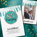 80 & Amazingティール（緑がかった色）80th Birthday Partyへの招待 招待状<br><div class="desc">ティール（緑がかった色）とバラ金ゴールド80歳の誕生日の招待。フロントには写真が1枚、ティール（緑がかった色）の房が一番上にある。背面には「80と驚くべき」ロゴがあり、下にパーティー詳細がある。</div>