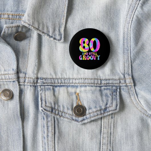 80 And Still Groovy Tie Dye 80th Birthday 80 Year  缶バッジ (インサイチュ)