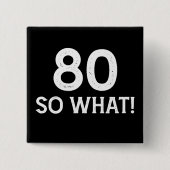 80 So What - 80おもしろい誕生日 缶バッジ (正面)