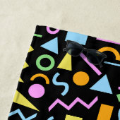 80sスタイルシェイプRptパターン色（黒） ビーチタオル (インサイチュ)