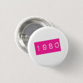 80sレトロの写実的なヴィンテージのBirthyearのピンク誕生日 缶バッジ (正面&裏面)