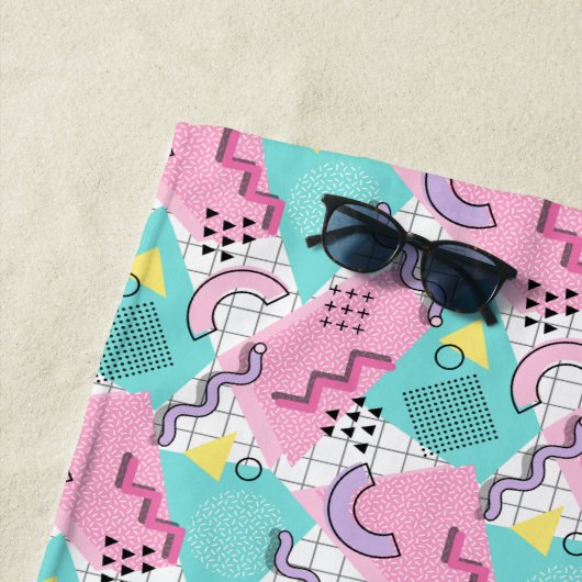 80's Memphis Active Pink Light Turquoise ビーチタオル (インサイチュ)