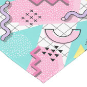 80's Memphis Active Pink Light Turquoise ロングテーブルランナー (コーナー)