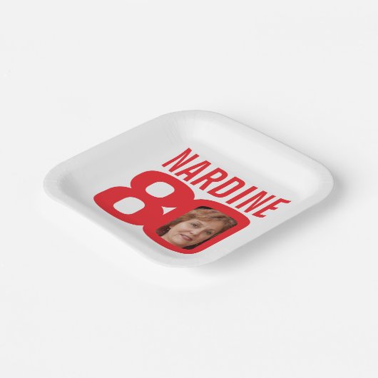 80th誕生日の明るい赤の白80カスタムの写真 ペーパープレート (傾斜あり)