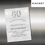 80th誕生日シルバーグリッターグラマラス マグネット招待状<br><div class="desc">80モダン歳のスタイリッシュ誕生日パーティーのための魅力的で魅力的な招待マグネット。銀フェイク色の背景、飾グリッターの塵。名前とパーティー・詳細のパーソナライズおよび追加80番はバ書ロンスタイルフォント、スクリプト付き。</div>