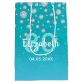 80th誕生日ティール（緑がかった色）ブルーグリーングリッター名ダイヤモンド ミディアムペーパーバッグ (裏面)